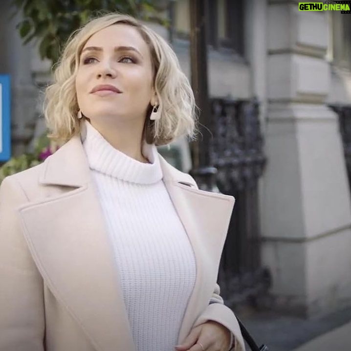 Amber Goldfarb - 1.5K Likes - *English to follow*
Notre ultime saison de « Les moments parfaits » reprend cette semaine sur les ondes de TVA.
Ce projet fut un rêve devenu réalité pour moi, autant professionnellement que personnellement. Premièrement, c’était mon premier personnage de longue durée dans une série québécoise (j’adore travailler en français.)
En plus, je dois saluer l’ensemble de l’équipe qui est le groupe le plus gentil, généreux, talentueux et travailleur avec qui j’ai pu collaborer.
Sur une note plus personnelle, c’était également un grand accomplissement pour moi, de pouvoir travailler enceinte sur la deuxième saison et en tant que nouvelle maman sur cette troisième saison.
La solidarité de toute l’équipe pendant ma grossesse et mon retour au travail, avec un jeune bébé, a fait de mon aventure sur Les moments parfaits une experience positive, chaleureuse et mémorable.
Comme l’équipe, la série est à la fois touchante, drôle et profondément pertinente.
Je suis triste de la voir se terminer, mais je suis très heureuse de la partager avec vous.
« Les moments parfaits » les mercredi soir à 20h sur TVA et en ligne sur qub.ca
Our final and third season of LES MOMENTS PARFAITS resumes this week on TVA.
This project has been a dream come true for me both professionally and personally.
For starters, it this was my first long standing role in a French language Quebec series (I love getting to work in French!).
Next I must shoutout to the entire team who has proven to be the kindest, most generous, talented and hardworking group of people imaginable.
Also, on a more personal note it was a big win to be able to work pregnant in season two and as a new mama in this third season. Everyone was so supportive, making the transition to becoming a working mom, with an infant, a truly positive experience.
The show, like the people behind in, is heartfelt, funny and deeply relatable. I’m truly sad to see it end but joyed that it is being shared with you now.
LES MOMENTS PARFAITS plays Wednesdays at 8 PM on TVA and online at qub.ca
#lesmomentsparfaits #tva #seriequebecoise #television #quebec #saison3