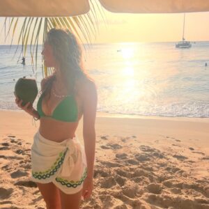 Amelia Clarkson Instagram - 💕🦈💓🥰🫶🏻☀️🏝️🛬🗺️