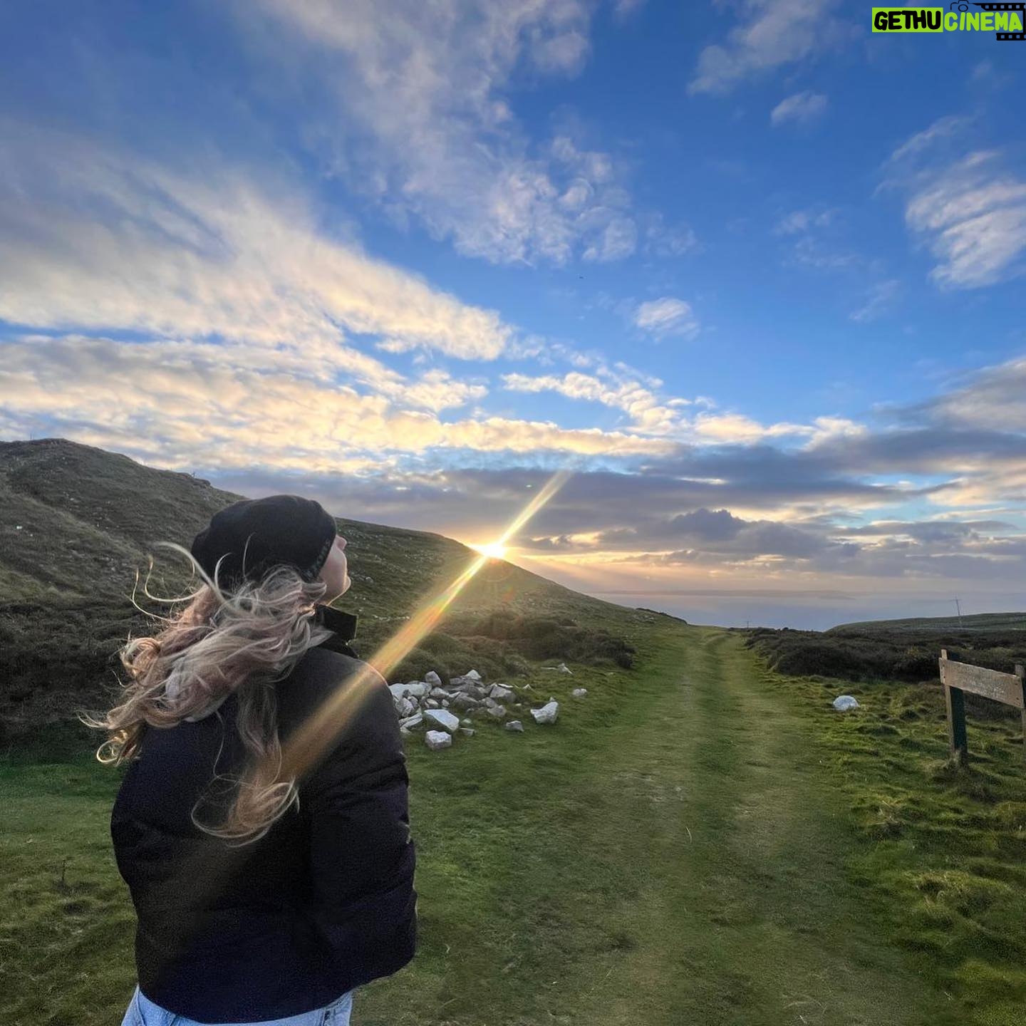 Amelia Clarkson - 2.7K Likes - Content~meant~moderation