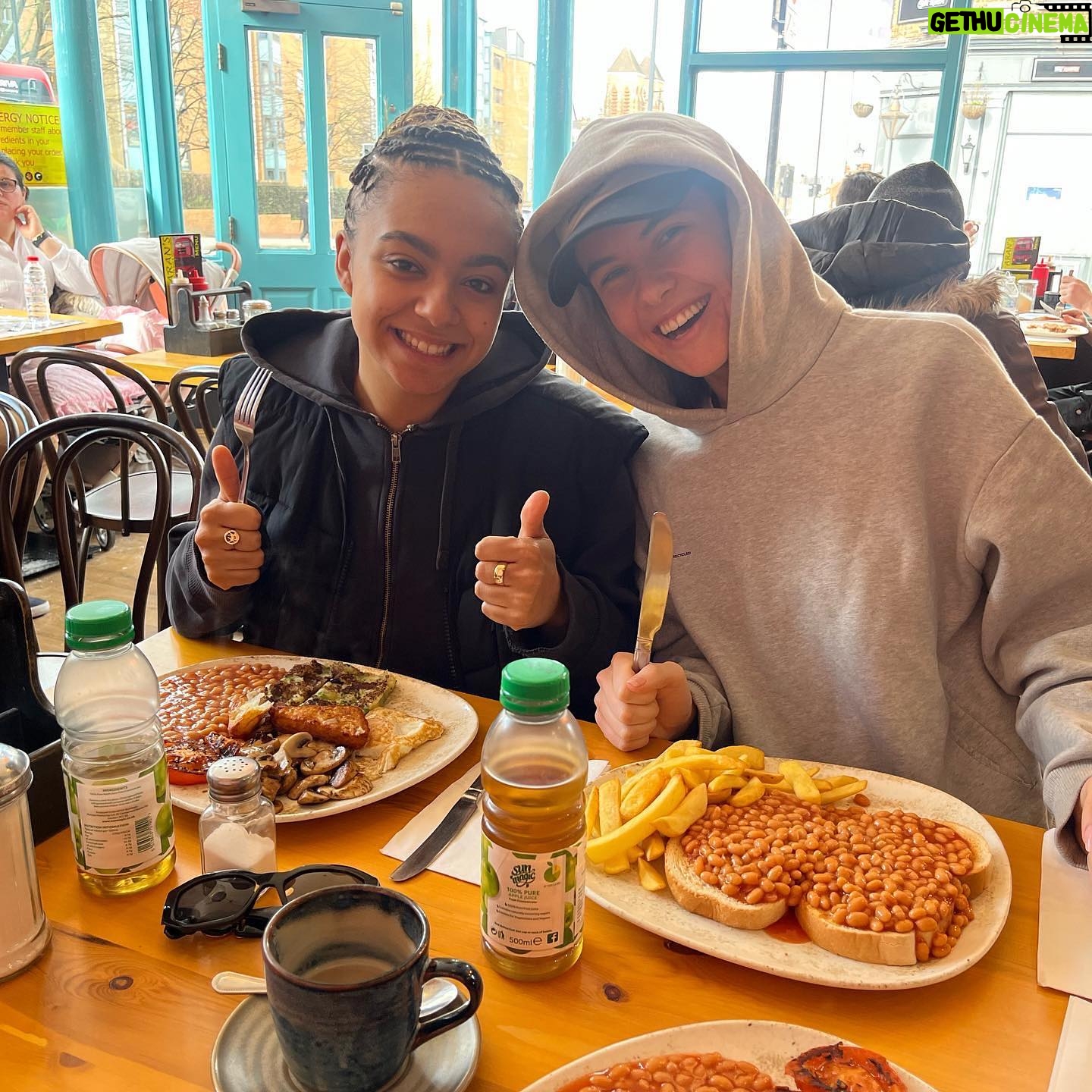 Amelia Clarkson - 2.5K Likes - Brits n Beans x 🫘✨