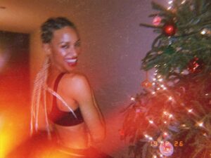 Amelia Hammer Harris Instagram - Happy ChristmasHannukahKwanza from my naked household to yours ❤