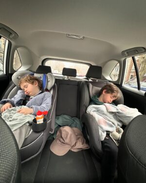 Amélie B. Simard Instagram - Mettons que tu cherches désespérément comment occuper un futur week-end avec tes enfants, deux mots : Hôtel Québec. 

@leshotelsjaro
