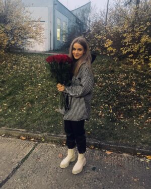 Amelie Pokorná Instagram - tak tezky a krasny rok. 
dekuji silene..
jsem opravdu moc vdecna za vsechny lidi, ktere kolem sebe mam.. za vsechny, se kterymi jsem mohla slavit a kteri mi davaji kazdy den tolik energie. od kterych se muzu ucit, prebirat, premyslet, uvedomovat si a menit. 
dekuju, ze muzu studovat, tancovat, ze muzu hrat - delat to, co z celeho srdce miluju. 

sdilim par fotek z tohoto krasneho dne. tocila jsem a cely den cetla nadherna prani. 
jo a 18 ruzi, nosi to stesti? 🤪