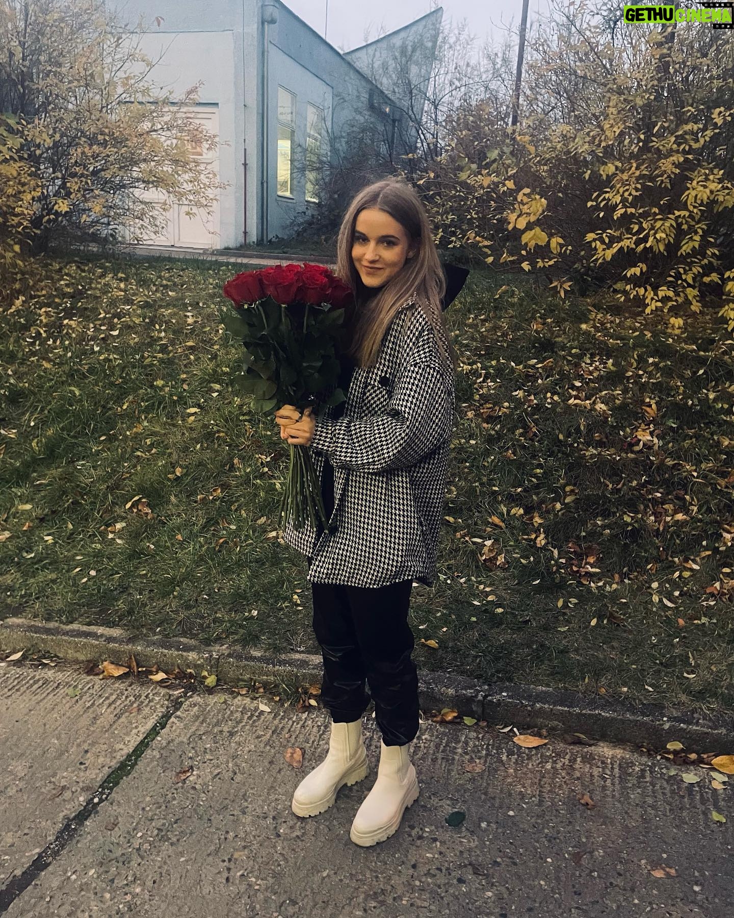 Amelie Pokorná - 11.3K Likes - tak tezky a krasny rok.
dekuji silene..
jsem opravdu moc vdecna za vsechny lidi, ktere kolem sebe mam.. za vsechny, se kterymi jsem mohla slavit a kteri mi davaji kazdy den tolik energie. od kterych se muzu ucit, prebirat, premyslet, uvedomovat si a menit.
dekuju, ze muzu studovat, tancovat, ze muzu hrat - delat to, co z celeho srdce miluju.
sdilim par fotek z tohoto krasneho dne. tocila jsem a cely den cetla nadherna prani.
jo a 18 ruzi, nosi to stesti? 🤪