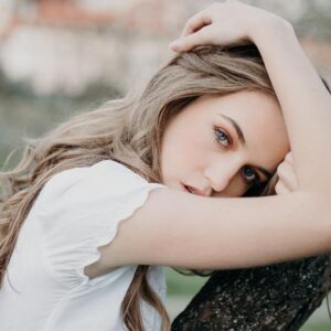 Amelie Pokorná Instagram - my favorite one 🤍

makeup&hair: @nikol.makeupart_ 
photo: @misha.photo 
production: @karelkantor 
thanks to @barajanova 

Tak zašel dnes dvacátý den,
v krajinu tichou kráčí sen.
Poslední požár kvapně hasne,
i nebe, jenž se růžojasné
nad modrými horami míhá.

„On nejde! - již se nevrátí!“ -
svedenou žel tu zachvátí!
Hluboky vzdech jí ňádra zdvíhá,
bolestný srdcem bije cit,
a u tajemné vod stonání
mísí se dívky pláč a lkání.
V slzích se zhlíží hvězdný svit,
jenž po lících co jistry plynou.
Vřelé ty jiskry tváře chladné
co padající hvězdy hynou;
kam zapadnou, tam květ uvadne.
