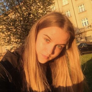 Amelie Pokorná Instagram - důkaz asymetrie mýho obličeje :)
#amalaagoldenhour