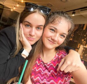Amelie Pokorná Instagram - Naše kamarádství je krásný a vlastně docela zajímavý. Po třech letech známosti jsme poprvé šly na kafe až před pár dny. 🤭
Točily jsme spolu tolik projektů a během záběrů se snažily všechno si sdělit, ale teď to konečně časově vyšlo!🤩 Mohly jsme si sednout jenom my dvě a vše si říct. ✨
Jestli to touhle rychlostí půjde dál, tak možná za sedm let půjdeme na kafe k sobě domů a za dalších pět let u sebe třeba i přespíme! 😱😂
Kdo ví 🤷‍♀️
Každopádně... Mám tě moc ráda, ale to ty víš ❤️
#friendshipismagic