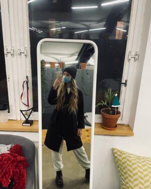 Amelie Pokorná Instagram - tak si zapozuju v zrcadle kdyz jsou ty vanoce ✨