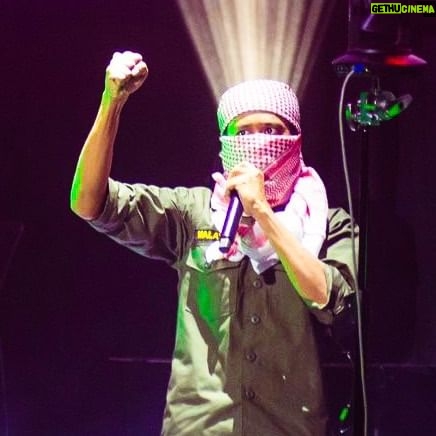 Amerul Affendi - 7.5K Likes - Lagu Masirah dihasilkan 22 tahun lalu selepas kejadian pembunuhan seorang bapa dan anak oleh rejim zionis.. Manakala puisi “Thaurah (Bangkit) Palestin” karya Sasterawan Negara Usman Awang tidak pasti bila tahun ianya di tulis tapi semestinya lebih lama lagi dari lagu Masirah ini..
Masirah (Perjalanan) dan Thaurah (Bangkit) Palestin sudah terlalu panjang.. tiba masa untuk tahun yang ini dan kedepan, kita (umat Islam khususnya) harus bangkit tanpa ragu untuk membela saudara kita di Palestin..
Sudah cukup lama kita membiarkan hal ini terjadi.. dan mereka saudara kita adalah maruah kita umat Islam.. Palestin harus dibebaskan secara total dari penjajahan rejim Zionis Yahudi.! Menang perang ini atau Syahid.!
Takbir.! ✊🏽
p/s : Terima kaseh buat @cik_mmusa atas pelawaan untuk mendeklamasikan puisi “Thaurah Palestin” di konsert Gendang Pati.. 🙏🏽✊🏽♥️
📸 @khalilmakata
Kredit video tiktok @leftryarte Nadddyyyyy