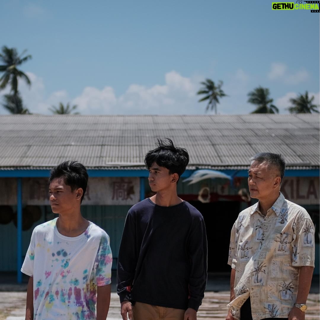 Amerul Affendi - 54K Likes - Greenlight Pictures, in partnership with SunStrong Entertainment, are proud to announce our next feature film, āThe Fox Kingā. āThe Fox Kingā stars Dian Sastro, Idan Aedan, Amerul Affendi, Chew Kin Wah, Hadi Putra, and Sara Mack Lubis.
The film is in post production and we are excited to bring the film to Malaysian and South East Asian cinemas in 2025. The Fox Kingā revolves around fraternal twins who are forced to fend for themselves when their father abandons them after remarrying a younger bride. The arrival of a new teacher, Lara, further complicates matters, and puts their brotherly bond to the test.
The film is co-produced with Dahuang Pictures and KawanKawan Media.
@sunstrongentertainment @greenlightpictures @kawankawanmedia @therealdisastr @idanaedan @amerul_affendi @chewkinwah @yxput._ @edmundyeo @hellosaraa
