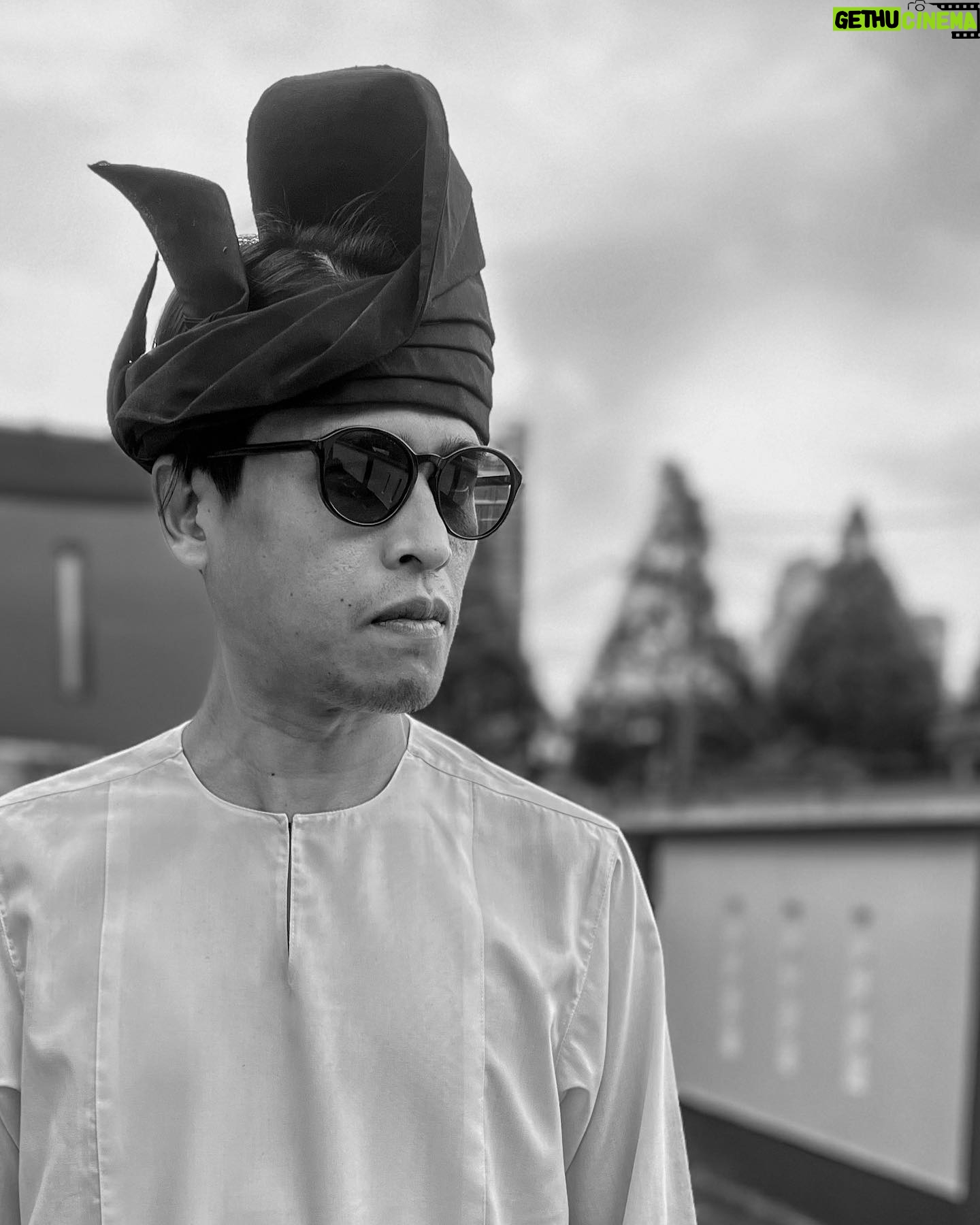 Amerul Affendi - 6.6K Likes - Bertanjak lah satu kali tahun ni mana tahu dapat berlakon filem epik nanti..
Ada gaya muka orang melayu dulu2 tak.. ke masih nampak pan asian tu.? š¤
Tanjak pemberian dari @setanganfadanuar hasil karangan @fad_anuar .. šš½
šø @ariffzulkarnain