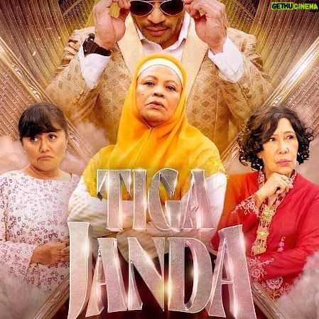 Amerul Affendi - 3.1K Likes - Disebabkan filem #TigaJandaMelawanDunia ini sangat random lawaknya bagi aku. Jadi malam kelmarin secara random/rawak bawak orang-orang di Temerloh menonton filem ini di @gscinemas Star Mall Mentakab.
Rata-rata semuanya terhibur dengan kisah2 berlatar belakangkan kehidupan di desa..
Sangat sesuai untuk tontonan semua lapisan masyarakat yang sekarang tengah stress dengan kehidupan seharian yang sangat menghimpit akibat dari pemimpin yang tak boleh pakai menguruskan negara kita.
Pergilah menonton.. Dalam kita berhibur terselit pelajaran dan pengajaran yang bermanfaat juga..
Tahniah buat sutradara @hyyyyyrul dan seluruh teamnya yang mantap untuk filem sulongnya ini. š¤š«°š¾š«”