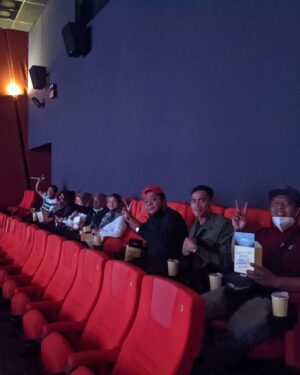 Amerul Affendi Instagram - Disebabkan filem #TigaJandaMelawanDunia ini sangat random lawaknya bagi aku. Jadi malam kelmarin secara random/rawak bawak orang-orang di Temerloh menonton filem ini di @gscinemas Star Mall Mentakab.

Rata-rata semuanya terhibur dengan kisah2 berlatar belakangkan kehidupan di desa..

Sangat sesuai untuk tontonan semua lapisan masyarakat yang sekarang tengah stress dengan kehidupan seharian yang sangat menghimpit akibat dari pemimpin yang tak boleh pakai menguruskan negara kita.

Pergilah menonton.. Dalam kita berhibur terselit pelajaran dan pengajaran yang bermanfaat juga..

Tahniah buat sutradara @hyyyyyrul dan seluruh teamnya yang mantap untuk filem sulongnya ini. 🤗🫰🏾🫡