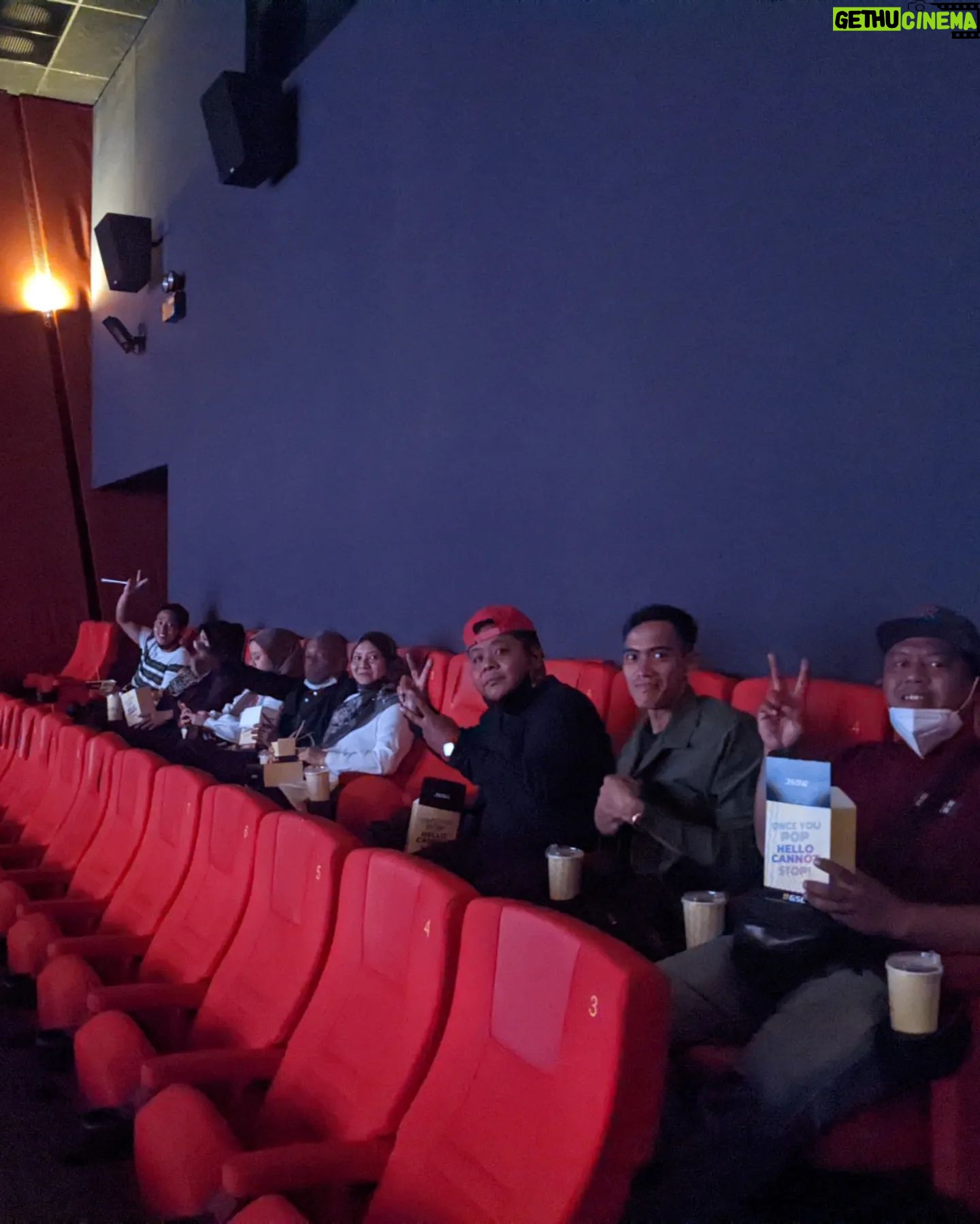 Amerul Affendi - 3.1K Likes - Disebabkan filem #TigaJandaMelawanDunia ini sangat random lawaknya bagi aku. Jadi malam kelmarin secara random/rawak bawak orang-orang di Temerloh menonton filem ini di @gscinemas Star Mall Mentakab.
Rata-rata semuanya terhibur dengan kisah2 berlatar belakangkan kehidupan di desa..
Sangat sesuai untuk tontonan semua lapisan masyarakat yang sekarang tengah stress dengan kehidupan seharian yang sangat menghimpit akibat dari pemimpin yang tak boleh pakai menguruskan negara kita.
Pergilah menonton.. Dalam kita berhibur terselit pelajaran dan pengajaran yang bermanfaat juga..
Tahniah buat sutradara @hyyyyyrul dan seluruh teamnya yang mantap untuk filem sulongnya ini. š¤š«°š¾š«”