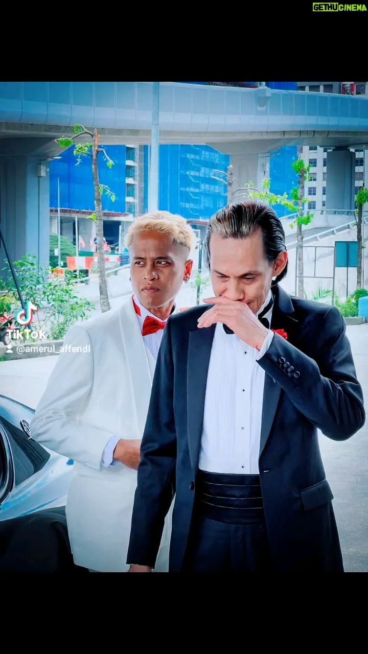 Amerul Affendi - 8.3K Likes - With one and only abang @faizalhusseinofficial .
Alhamdulillah akhirnya dapat berkongsi satu frame. 🤲🏾
Terima kaseh buat @ariffzulkarnain menjadikan kenyataan impian ni.. 🙏🏾
#OneCentThief #OCT
Directed by @ariffzulkarnain
Content Creator @alfiepalermo
DOP @teckzee_dp
MUA @malya_lya
Wardrobe @jcyeow
#KerjaKampung
#HobiBerlakon