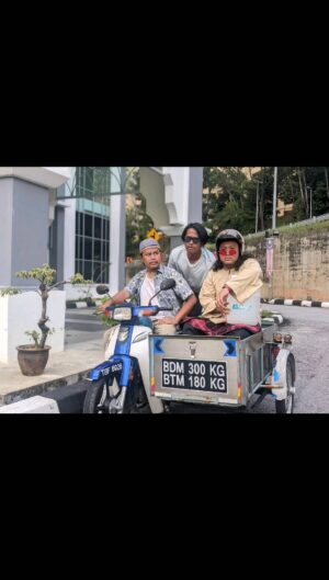 Amerul Affendi Instagram - Bila dah jadi hobi kau akan dapat buat dengan kawan² yang sekepala..

Kami lah “ The Sidekick ”

@kalut.nakkawin 

#KerjaKampung 
#HobiBerlakon
