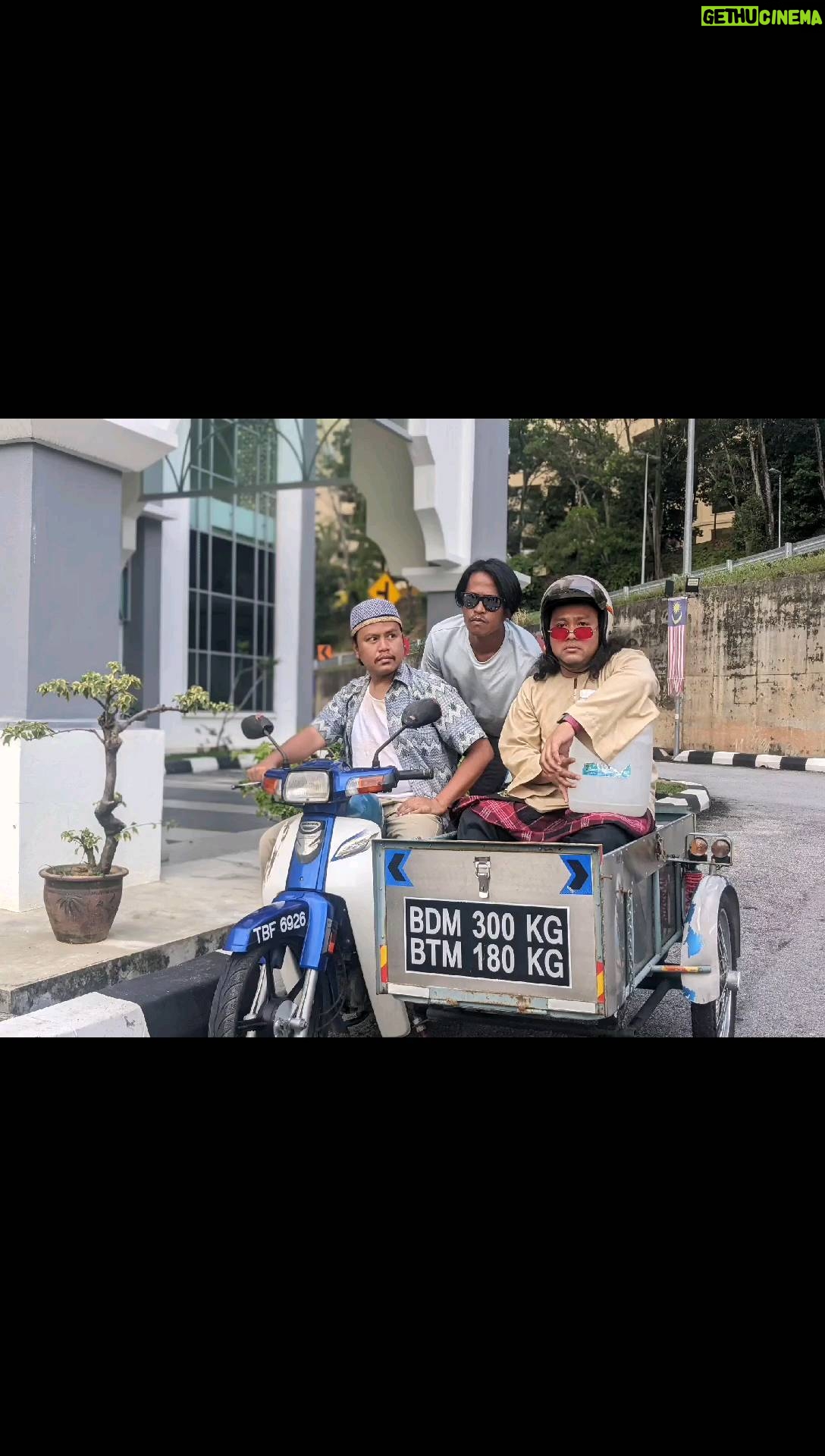 Amerul Affendi - 3.6K Likes - Bila dah jadi hobi kau akan dapat buat dengan kawan² yang sekepala..
Kami lah “ The Sidekick ”
@kalut.nakkawin
#KerjaKampung
#HobiBerlakon