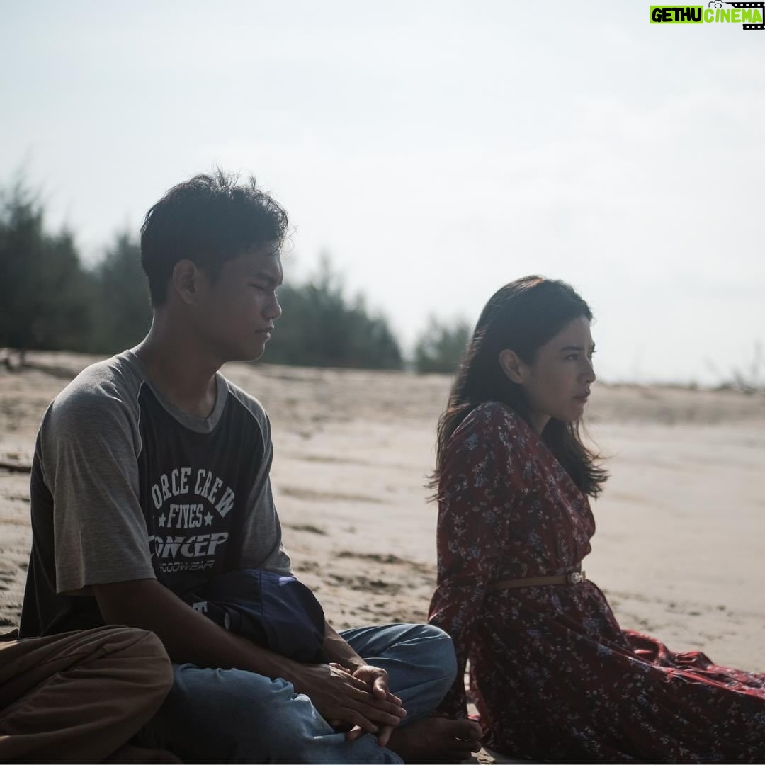 Amerul Affendi - 54K Likes - Greenlight Pictures, in partnership with SunStrong Entertainment, are proud to announce our next feature film, āThe Fox Kingā. āThe Fox Kingā stars Dian Sastro, Idan Aedan, Amerul Affendi, Chew Kin Wah, Hadi Putra, and Sara Mack Lubis.
The film is in post production and we are excited to bring the film to Malaysian and South East Asian cinemas in 2025. The Fox Kingā revolves around fraternal twins who are forced to fend for themselves when their father abandons them after remarrying a younger bride. The arrival of a new teacher, Lara, further complicates matters, and puts their brotherly bond to the test.
The film is co-produced with Dahuang Pictures and KawanKawan Media.
@sunstrongentertainment @greenlightpictures @kawankawanmedia @therealdisastr @idanaedan @amerul_affendi @chewkinwah @yxput._ @edmundyeo @hellosaraa