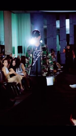 Amerul Affendi Instagram - Walk for @bobbysansupply x @taguwaruwa.msia at @klfashionweek @aloftkls ..

p/s : #BobbysanJersey masih boleh anda dapatkan di @bobbysansupply geng.! 

📸 by @heynazzz 

#KerjaKampung
#HobiBerlakon