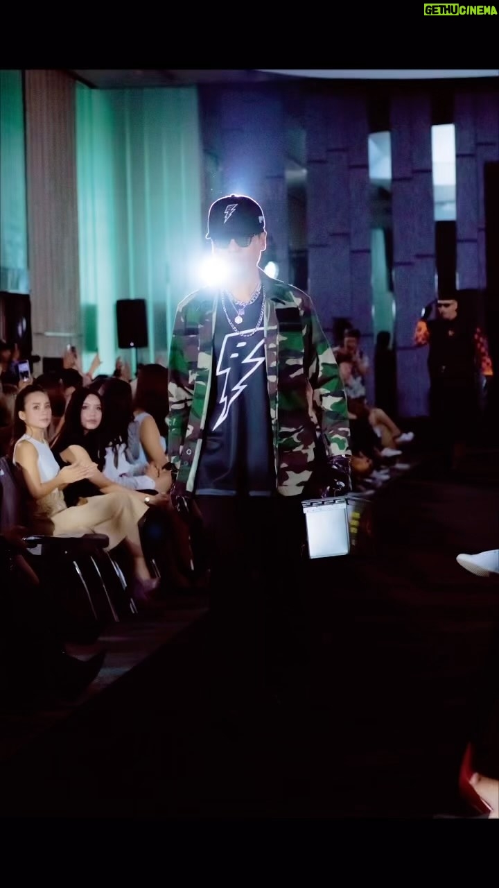 Amerul Affendi - 1.9K Likes - Walk for @bobbysansupply x @taguwaruwa.msia at @klfashionweek @aloftkls ..
p/s : #BobbysanJersey masih boleh anda dapatkan di @bobbysansupply geng.!
📸 by @heynazzz
#KerjaKampung
#HobiBerlakon