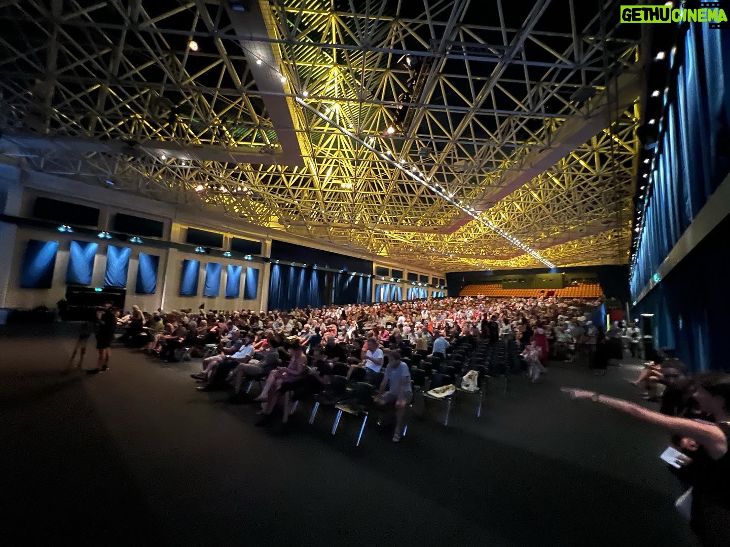 Amerul Affendi - 2.7K Likes - Hari semalam yang panjang buat pertama kali dalam hidup selama bergelar pelakon di Malaysia walaupun sekadar hobi dapat pergi sejauh ini. Surreal perjalanannya.
Tayangan perdana dunia filem Stone Turtle di Locarno Film Festival. Jumlah penonton yang sangat luar biasa. Dan sambutan yang sangat hebat dari warga tempatan dan mereka yang hadir dari serata pelusuk dunia ke festival ini
Semoga dapat lagi merasai suasana begini.
#StoneTurtle
#KerjaKampung
#HobiBerlakon