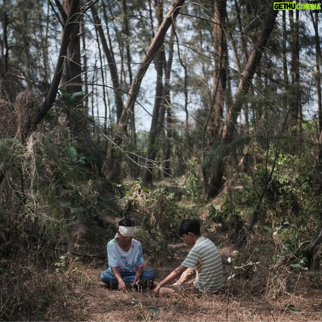 Amerul Affendi - 54K Likes - Greenlight Pictures, in partnership with SunStrong Entertainment, are proud to announce our next feature film, āThe Fox Kingā. āThe Fox Kingā stars Dian Sastro, Idan Aedan, Amerul Affendi, Chew Kin Wah, Hadi Putra, and Sara Mack Lubis.
The film is in post production and we are excited to bring the film to Malaysian and South East Asian cinemas in 2025. The Fox Kingā revolves around fraternal twins who are forced to fend for themselves when their father abandons them after remarrying a younger bride. The arrival of a new teacher, Lara, further complicates matters, and puts their brotherly bond to the test.
The film is co-produced with Dahuang Pictures and KawanKawan Media.
@sunstrongentertainment @greenlightpictures @kawankawanmedia @therealdisastr @idanaedan @amerul_affendi @chewkinwah @yxput._ @edmundyeo @hellosaraa