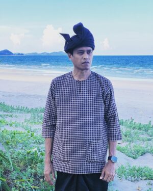 Amerul Affendi Instagram - SHRMZB.. Ambik semangat dari @fad_anuar dan @megat_sharizal memperagakan Tanjak Naga Emas dari @setanganfadanuar.. 

Manakala busana dari @khatamkl.. memang selesa dan tidak panas untuk cuaca kita di Tanah Jawi.. 

p/s : maaf masih terlihat pan asian walaupun sudah berbusana melayu.. 🫣

#BusanaMelayu
#KerjaKampung
#HobiBerlakon