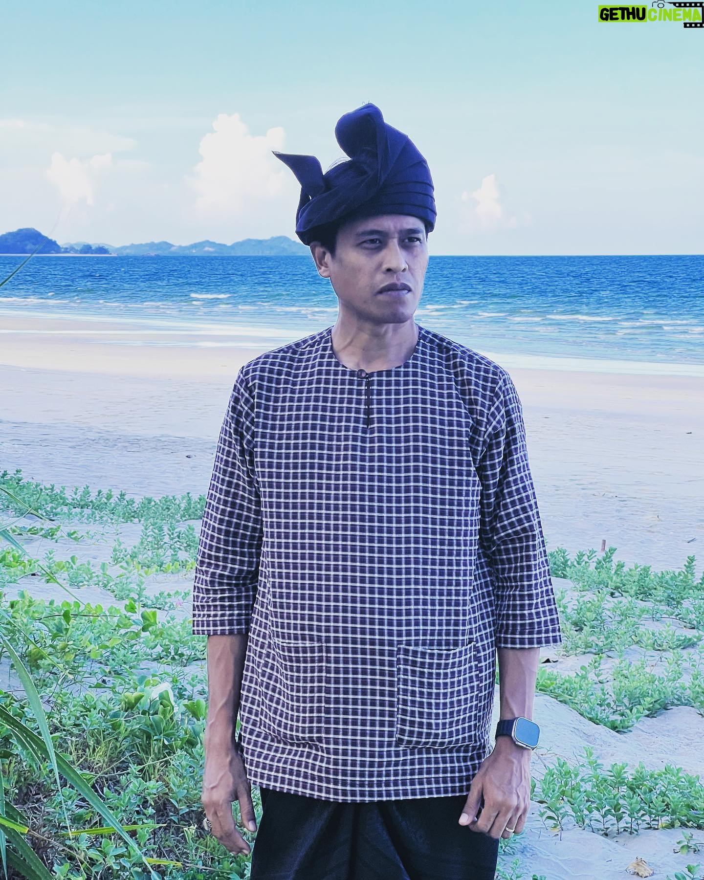 Amerul Affendi - 22K Likes - SHRMZB.. Ambik semangat dari @fad_anuar dan @megat_sharizal memperagakan Tanjak Naga Emas dari @setanganfadanuar..
Manakala busana dari @khatamkl.. memang selesa dan tidak panas untuk cuaca kita di Tanah Jawi..
p/s : maaf masih terlihat pan asian walaupun sudah berbusana melayu.. š«£
#BusanaMelayu
#KerjaKampung
#HobiBerlakon