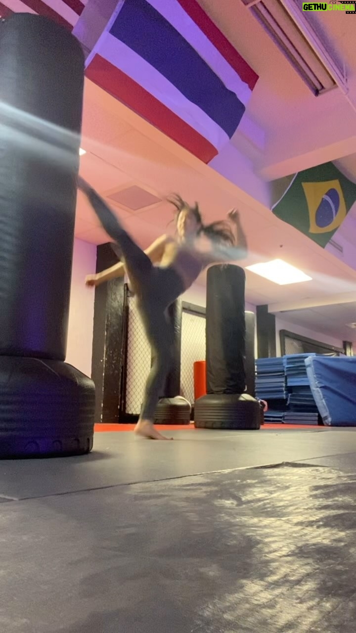 Ami Park - 583 Likes - When the gym’s empty 🥳🦵🏼🙋🏻♀️