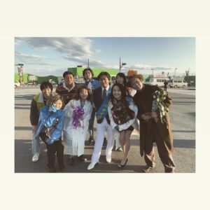 Ami Tomite Instagram - 全裸監督シーズン2、今日からいよいよ配信開始されました！🎥💖

心の底から愛している作品なので、少し長くなりますが、ここに綴らせてください☺️

シーズン1から、オーディションも含めると、約三年間、奈緒子として生きました。

私は本当に奈緒子という役が大好きなんです。
シーズン1のオーディションを受けた時、まさかここまで社会現象というか、大大大ヒットが起きるとは正直予想してなかったんです。
監督もキャストもスタッフも最高すぎるメンバーだし、脚本も最高に面白いけど、世の中の反応なんて、全く想像出来てなかったです。
ただただこの作品が面白くて、時代が面白くて、そしてその時代を生き抜いた女優たちを演じたくて、作品に参加しました。
あと日本だけでなく世界中の人が観るということにも心惹かれました。

とにかくたくさんディスカッションしました。奈緒子という役は、当時活躍していたとある女優さんのエピソードがモデルになっていますが、全裸監督オリジナルキャラクターでもあります。
実話がベースですが、少なからず私自身の要素もかなりキャラクターを作る上で反映されてると思います。
奈緒子が私に近付いたのか、私が奈緒子に近付いたのかは、よくわかりませんが…笑

とにかく、なんか変な言い方ですが、全裸監督に対する世間の評価が良かろうが悪かろうが、
この作品に、奈緒子として参加できて、心の底から良かった、私の人生にとって必要すぎる作品だった、と思うのです。
この道を選んでよかった、と思います。

シーズン2で一番好きなシーンは、ストリップのシーンです。
ダイヤモンド映像の女優たちで、真剣に練習して、浅草ロック座のステージに立ちました。
奈緒子のセリフにもありますが、身体一つで日本中、いや世界中の男たち興奮させてやってる女優たちの、
『女優なめんなよ！！！』そして『女なめんなよ！！！！！！』という気持ちが一番溢れ出たシーンなのではないかなと。女って本当に強いんですよ。本当にかっこいい女たちが真剣に踊ってます。

たくさん感想、聞かせてくださいね。

全裸監督のフィナーレを、楽しんで！！

#全裸監督 #thenakeddirector #netflix #ネトフリ