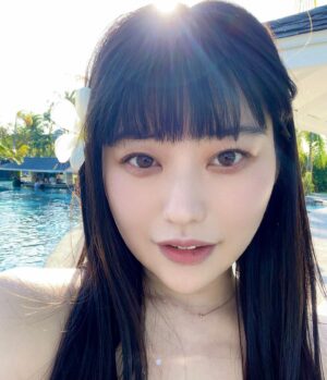 Ami Tomite Instagram - とある場所へ行ってました…🌺✈️❤️

どこでしょ？🤔💖

#trip #travel