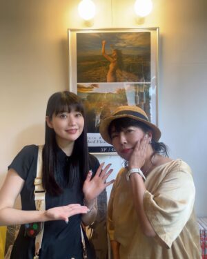 Ami Tomite Instagram - 野村恵子りんの個展『Naked Flowers』へ🪷🤍

久しぶりの再会！🥺アートブックのイベント以来かしら？

相変わらずパワフルで面白い姐さん😂

個展は今日までですが、スペインで撮影した作品をまとめた大判ZINE『Naked Flowers』は絶賛販売中なので、みなさまぜひ💐🤍

自分も旅をして、一緒にそこで生活をしているような感覚になる写真たち。

恵子りんとはベトナムで撮った写真集『月刊 冨手麻妙（2019年発売）』から始まって、
コロナ禍では恵子りんの写真と私のイラストのコラボアートブック『天国（2022年発売）』を作って、
そろそろまた一緒に新しい作品をつくりたいねぇ〜なんて話をしております…🤔❤️

#野村恵子 #野村恵子写真展 #keikonomura #nakedflowers #ギャラリーふげん社 #ふげん社 #art #artgallery #photography #photographer #japaneseart #アート #写真