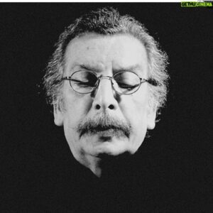 Amin Tarokh Instagram - .
سال ٤٩ يا ٥٠ بود كه به شيراز آمد. من هفده هيجده ساله بودم كه بهمن مفيد براى برگزارى يك جلسه انتقال تجربه به شيراز آمد، در ميان خاطره هاى جذابى كه نقل كرد، با اشاره به صحنه تئاتر گفت::هيجده سال در اين چاه سياه كار كردم ، هيچكس مرا نديد، اما چند جمله در قيصر گفتم همه ديدند و شهرت از راه رسيد، ولى من همچنان عاشق تئاتر م. 
احترام و شرف بر تو كه حرمت و تأثير تئاتر را اينچنين منزلت ميگذاشتى. باشد كه امروزيان نيز اينگونه بيانديشند.