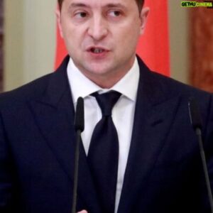 Amin Tarokh Instagram - كمدينى كه هم بهره مند از هنر است ، و هم چنين شايسته ى رياست جمهورى. اميد كه به همه ى آنچه هدف اوست ، دست يابد كه چنين خواهد شد.  او از ، زمين و آسمان ، انتخاب شده تا آزادى را به شهروندانش هديه كند.  خير و شكوه بر او.
