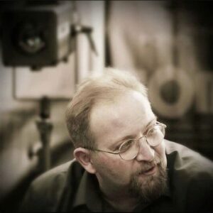 Amin Zendegani Instagram - بابک برزویه یکی از عکاسان به نام عرصه سینما و تئاتر کارگردان و بازیگر در کمال تاسف درگذشت
بابک برزویه در سال ۱۳۴۸ در تهران متولد شد. او با پایان دوره متوسطه تحصیلات خود را در رشته کاردانی هنر در انستیتو مربیان هنر ادامه داد. او دوره کارشناسی عکاسی را در سال ۱۳۷۳ در دانشگاه تهران به پایان رساند. بعدی از مدتی وقفه و فعالیت‌های هنری برزویه تحصیلات خود را در مقطع کارشناسی رشته بازیگری / کارگردانی در دانشگاه آزاد ادامه و در سال ۱۳۸۰ موفق به اخذ مدرک در این رشته شد.[۳][۴]
برزویه برای اولین بار در سن یازده سالگی در فیلم «مدرسه‌ای که می‌رفتیم» (۱۳۵۹) به‌کارگردانی داریوش مهرجویی نقشی ایفا کرد. او در دوران نوجوانی با توجه به علاقه به رشته عکاسی به این رشته روی آورد و با ادامه تحصیلات خود در این رشته فعالیت‌های خود را به صورت حرفه‌ای در عکاسی خبری، عکاسی صنعتی و عکاسی هنری ادامه داد..
وی همکاری با کارگردان‌های مطرحی همچون رسول ملاقلی‌پور، مسعود کیمیایی و مهران مدیری را در کارنامه خود دارد. برزویه سال ۱۳۷۵ برنده دیپلم و سیمرغ بلورین بهترین عکاس فیلم برای عکاسی فیلم سفر به چزابه (ساخته رسول ملاقلی‌پور)شد. وی با عکاسی بیش از ۱۰ مجموعه تلویزیونی، ۳۵ فیلم سینمایی بلند و کوتاه و بیش از ۲۰۰ تئاتر داخلی یکی از فعالترین عکاسان هنری ایران می‌باشد. همکاری با خبرگزاری‌های همچون فارس، ایسنا، آنا و مهر جز کارنامه خبری وی می‌باشد. از سال ۹۱ وی با فیلمبرداری و کارگردانی فیلم تئاتر وارد دوره جدیدی از فغالیت‌های خود شده‌است
#امین_زندگانی
#امین_زندگانی_بالعربى
#amin_zendegani_inarabic #amin_zendegani