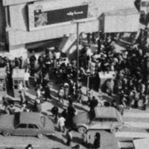Amir Aghaei Instagram - خيلي دور نيست.يعني همين سالهاي نه چندان دور. تمامِ ايام جشنواره در خانه نبودم، هرگز. همه هم اين را مي دانستند. كسي اگر دنبالم مي گشت، قطعا يا در صف سينما عصر جديد مرا مي يافت، يا روي پله هاي كنار سينما،و يا در سالن به تماشاي فيلم.به عكسها نگاه كنيد.اينها روزگار نه چندان دور سينمايي ست كه جناحي و گروهي و سفارشي نبود، سينمايي كه ما عاشقانه دوستش مي داشتيم.
به ياد مي آورم تعدادي از فيلمهاي جشنواره هشتم فجر را:مهاجر( حاتمي كيا) هامون( مهرجويي) مادر ( علي حاتمي) كلوزآپ (كيارستمي)دندان مار (كيميايي)چقدر فيلم درخشان فقط در يكدوره از جشنواره!!!
برنامه كپي شده را دست به دست ميكردم در صف هاي طويل، تقلا ميكردم از اين سالن به سالني ديگر خودم را برسانم تا يك وقت از ديدن فيلمي جا نمانم. و خيلي وقتها جا ميماندم. بليط نبود و مي ايستادم تا آنهايي كه فيلم را ديده اند از سالن بيرون بيايند.
-آقا چطور بود؟
-چي ديديد؟
-چي كانديد ميشه به نظرتون؟
خيلي دور نيست روزهايِ سرد زمستانهايي كه در صف هاي طويلِ جشنواره فيلم فجر، به عمرم سالها اضافه شد.لذتش را بُردم. حلالم باشد آن سينما. آن اعجاز پرده ي نقره اي، آن لذت هايِ بي پايان.
.
.
.#سينما
#جشنواره_فیلم_فجر
