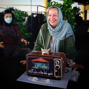 Amir Hossein Seddigh Instagram - هفدهم خرداد هزار و چهارصد....
تولد هفتاد سالگی خانم برومند ....
بعضی از آدمها از یک جایی به بعد دیگه دیگه فقط مال خودشون نیستن... بلکه بخشی از کودکی بزرگسالی،غم و شادی...وکلأ بخشی از« زندگی »همه  میشن....
خانم برومند عزیز....سایتون مستدام....💐
