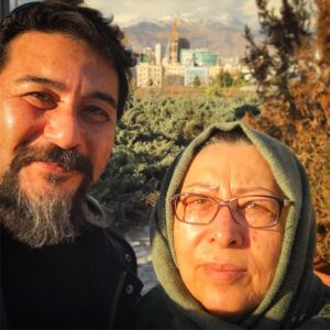 Amir Hossein Seddigh Instagram - هروقت دليل اينهمه محبتها، دلنگرانيها، عشق واز خود گذشتگى بى دليل و منت مادرم را نميفهمم، يك نگاه دوباره به شعر مادر ايرج ميرزا ميكنم
...............
رفت‌ و مادر را افكند به‌ خاك‌
سینه‌ بدرید و دل‌ آورد به‌ چنگ‌
قصد سرمنزل‌ معشوق‌ نمود
دل‌ مادر به‌ كفش‌ چون‌ نارنگ‌
از قضا خورد دم‌ در به‌ زمین‌
و اندكی‌ سوده‌ شد او را آرنگ‌
وان‌ دل‌ گرم‌ كه‌ جان‌ داشت‌ هنوز
اوفتاد از كف‌ آن‌ بی‌ فرهنگ‌
از زمین‌ باز چو برخاست‌ نمود
پی‌ برداشتن‌ آن‌ آهنگ‌
دید كز آن‌ دل‌ آغشته‌ به‌ خون‌
آید آهسته‌ برون‌ این‌ آهنگ‌: آه‌ دست‌ پسرم‌ یافت‌ خراش‌
وای پای‌ پسرم‌ خورد به‌ سنگ‌ ....... روزت مبارك اى آنكه هرگز به خوبى تو نخواهم شد........
#مادر  #مادرانه #amirhoseinsedigh #امير_حسين_صديق #زهره _دهسنگى#زن #مهر #مهر_مادرى #mother #motherhood
