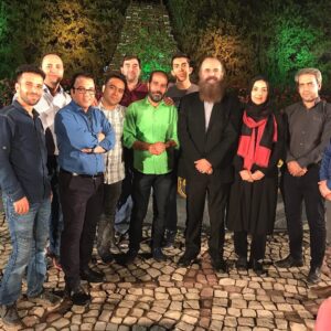 Amir Hossein Sharifi Instagram - امشب در باغ گلهااصفهان من وساراهمسرم مهمان برنامه (دست چين )شبكه اصفهان بوديم وعكسي با عوامل  پشت صحنه ومجري  عزيزمحمد رضا كاظمي در اين برنامه به يادگار گرفتيم خيلي گروه دوست داشتني بودند از هماهنگي اقاي احمدي هم سپاسگزاريم يكشنبه ١٥ مرداد ماه
