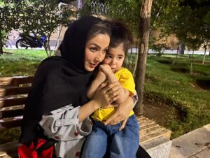 Amir Hossein Sharifi Instagram - سارای عزیزم چهاردهمین سالگرد ازدواجمان برای من چهارده روز گذشته
در کنار تو بودن را خداوند متعال به من هدیه داده امیدوارم که در کنار تو و ساحل عزیزم سلامت و خوش و خرم باشیم🌹🌹🌹🌹
 بدون شما زندگی معنایی ندارد❤️
در سفر بودیم و یکم خرداد ماه هزار و چهارصد و دو ،چهاردهمین سالگرد یکی شدنمان گذشت🌸🌸🌸