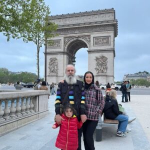 Amir Hossein Sharifi Instagram - لطفا ورق بزنید👆🌹🌹🌹
عکسهای پاریس نمای تاریخی شانزالیزه و عکس آخر دوسلدورف آلمان  خیابان کونیگزآله

بسیار متاسفم برای فضای مجازی که با یک عکس در فرودگاه توسط همسرم و خداحافظی ، چه شایعاتی که برای من و خانواده ام در فضای مجازی و سایتهای مختلف  با عنوان مهاجرت  منتشر شد!!!
بنده و خانواده ام عاشق خاک ایران و هم وطنانمان هستیم ، به هیچ عنوان مهاجرت ما صحت ندارد و شدیدا  تکذیب میکنم 
انشاالله به زودی به ایران باز میگردیم و همیشه در کنار مردم عزیزمان هستیم🙏