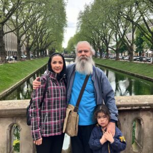 Amir Hossein Sharifi Instagram - لطفا ورق بزنید👆🌹🌹🌹
عکسهای پاریس نمای تاریخی شانزالیزه و عکس آخر دوسلدورف آلمان  خیابان کونیگزآله

بسیار متاسفم برای فضای مجازی که با یک عکس در فرودگاه توسط همسرم و خداحافظی ، چه شایعاتی که برای من و خانواده ام در فضای مجازی و سایتهای مختلف  با عنوان مهاجرت  منتشر شد!!!
بنده و خانواده ام عاشق خاک ایران و هم وطنانمان هستیم ، به هیچ عنوان مهاجرت ما صحت ندارد و شدیدا  تکذیب میکنم 
انشاالله به زودی به ایران باز میگردیم و همیشه در کنار مردم عزیزمان هستیم🙏