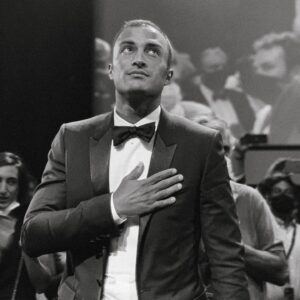 Amir Jadidi Instagram - شخصم به چشم عالمیان خوب منظرست
وز خبث باطنم سر خجلت فتاده پیش
طاوس را به نقش و نگاری که هست خلق 
تحسین کنند و او خجل از پای زشت خویش 
قربون مهر همه 
چاکرتونم 
.
.
#قهرمان 
#امیرجدیدی 
#امیر_جدیدی 
#ahero #amirjadidi