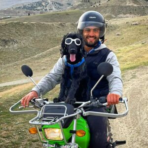 Amir Jadidi Instagram - فقط "بودن" چقدر سرورانگیز است! 
اما ما فراموش کرده‌ایم که چگونه باشیم، 
زندگی چه سرورانگیز است! 
ولی ما نمی‌خواهیم فقط زندگی کنیم،
می‌خواهیم برای آرمانی زندگی کنیم،
این مسابقه برای آرمان‌ها، 
همه چیز را زهرآگین ساخته است، 
این تنش در مورد آرمان‌ها، 
تمام موسیقی زندگی را مختل می‌سازد.
روزگاری فردی از تانسِن (فردی مشهور در تاریخ آواز و موسیقی هند) پرسید: «چگونه است که تو به خوبی استادت نمی‌خوانی؟ در آواز او نوعی الوهیت ماورایی وجود دارد»
تانسن پاسخ داد: «استادم فقط بخاطر خواندن می‌خواند، در حالی که من برای هدفی می‌خوانم»
گاهی اوقات فقط زندگی کردن را امتحان کن. 
فقط زندگی کن، مبارزه نکن، 
به آرامی وقوع وقایع را تماشا کن، 
تمام تنش‌ها را بینداز و بگذار زندگی جاری شود، 
زندگی فقط برای زندگی کردن است
نه برای کسی دیگر، نه برای چیزی دیگر