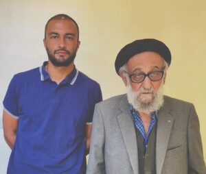 Amir Jadidi Instagram - سگ اصحاب کهف روزی چند 
پی نیکان گرفت و مردم شد 
استاد من از شما بسیار آموختم 
بیش از همه چیز آزادگی 
سایه‌ی شما روی سر موسیقی این سرزمین ابدی 
.
.
.
#استاد_محمد_اسماعیلی 
#امیر_جدیدی 
#امیرجدیدی