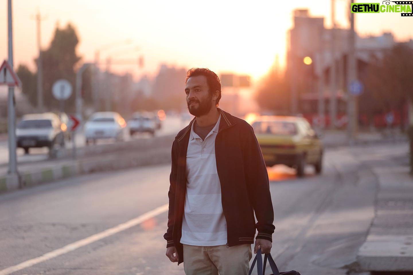 Amir Jadidi - 52.5K Likes - «قهرمان» از سوى انجمن منتقدان فیلم شیکاگو هم نامزد بهترين فيلم غير انگليسى زبان شد
فیلم «قهرمان» به کارگردانی اصغر فرهادی، نامزد دریافت جایزه بهترین فیلم غیرانگلیسی زبان از سوی انجمن منتقدان فیلم شیکاگو شد.
سایر نامزدهای این بخش در جوایز انجمن منتقدان شیکاگو «ماشين من را بران»، «تیتان»، «بدترین آدم دنیا» و «مامان کوچک» هستند.
«قهرمان» در رشته بهترین فیلم غیرانگلیسی زبان در جوایز گلدن گلوب نیز نامزد دریافت جایزه است. همچنين اين فيلم نامزد دریافت جایزه بهترین فیلم غیرانگلیسی زبان از سوی انجمن منتقدان فیلم لاسوگاس و سنلوییس شده و جایزه بهترین فیلمنامه و بهترین فیلم خارجی را از هیئت ملی نقد آمریکا دریافت کرده است.
اکران فیلم «قهرمان» در سینماهای سراسر ایران ادامه دارد.
عکس : امیرحسین شجاعی @shojaii ⭐️
.
.
#اصغرفرهادی #قهرمان #امیرجدیدی
#asgharfarhadi #ahero #amirjadidi