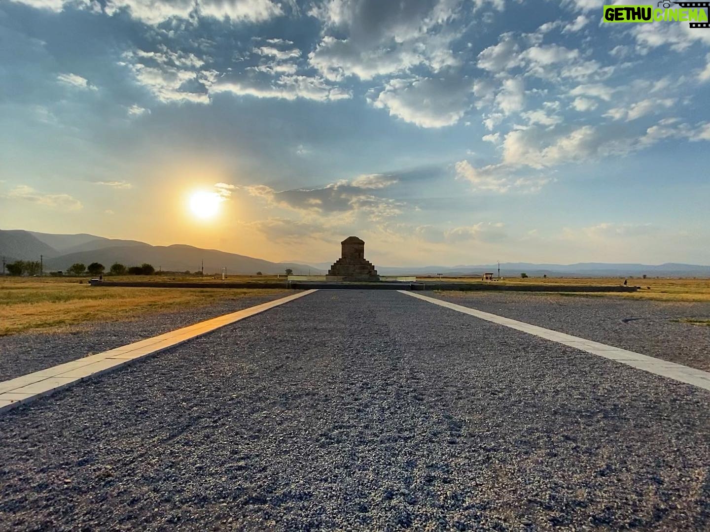 Amir Jadidi - 73.6K Likes - همایون باد روز کوروش بزرگ
٧ آبان ماه از مهمترين و درخشانترین روزهای تاریخ کشورمان است که بر جان و دل هر ایرانی خاتم شده است، روز کوروش یعنی روز آزادگی، آزادی و برابری یعنی پایان دوران ستمگری یعنی روز گفتار و کردار و پندار نیک
همایون باداین روز فرخنده
.
.
.
#ایران
#کوروش
#پارس