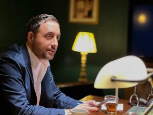 Amirhossein Rostami Instagram - اگر چرخ وجود من 
از این گردش فرو ماند
بگرداند مرا آنکس 
که گردون را بگرداند
اگر این لشکر ما را 
ز چشم بد شکست افتد
به امر شاه، لشکرها 
از آن بالا فرو آيد

#مولانا
Photo:
@safiyari