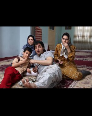 Amirhossein Rostami Instagram - در این که عادل بدجور عاشق سینماست شکی نیست.ولی از زمانی که تصمیم به کارگردانی کار بلندش  گرفت در اولین سینماییش و اولین سریالش کلی با هم عشق کردیم و خاطره ساختیم.و دیگه کاملا واضح ،عشقش‌به سینما قابل لمس بود.😁گیجگاه هنوز اکران نشده و سریال جناب عالی هم ظاهرا قراره از ۲۹ اسفند هر شب از نسیم پخش بشه🤔گیجگاه هم ظاهرا در نوبته اکرانه.اگر اگر اگر اگر هر انچه که عادل نوشت و ما بازی کردیم پخش بشه،شک ندارم کلی لذت میبرید و همین برای من و عادل کافیه.