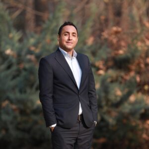 Amirhossein Rostami Instagram - عقل گوید شش جهت حدست و 
بیرون راه نیست!
عشق گوید راه هست و رفته‌ام من بارها...

#مولانا

یک سال دیگه گذشت.خدایا بخاطر این فرصتی که بهم دادی و داشتن فرشته های زندگیم شاکرم.خدایا مراقب من و خانوادم و همه ی مردم سرزمینم باش.
من رویایی دارم رویای رنگارنگ…..